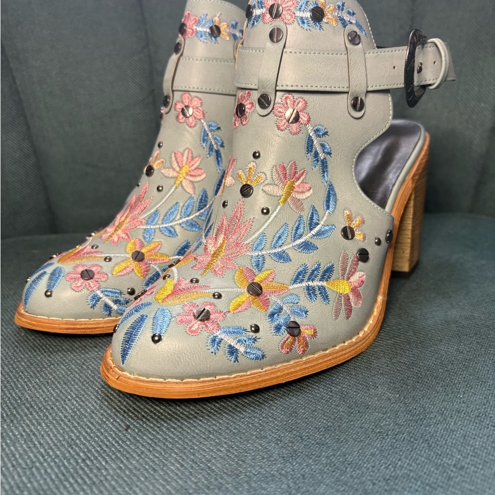 Floral Embroidered Women's Heeled Boots - image 1